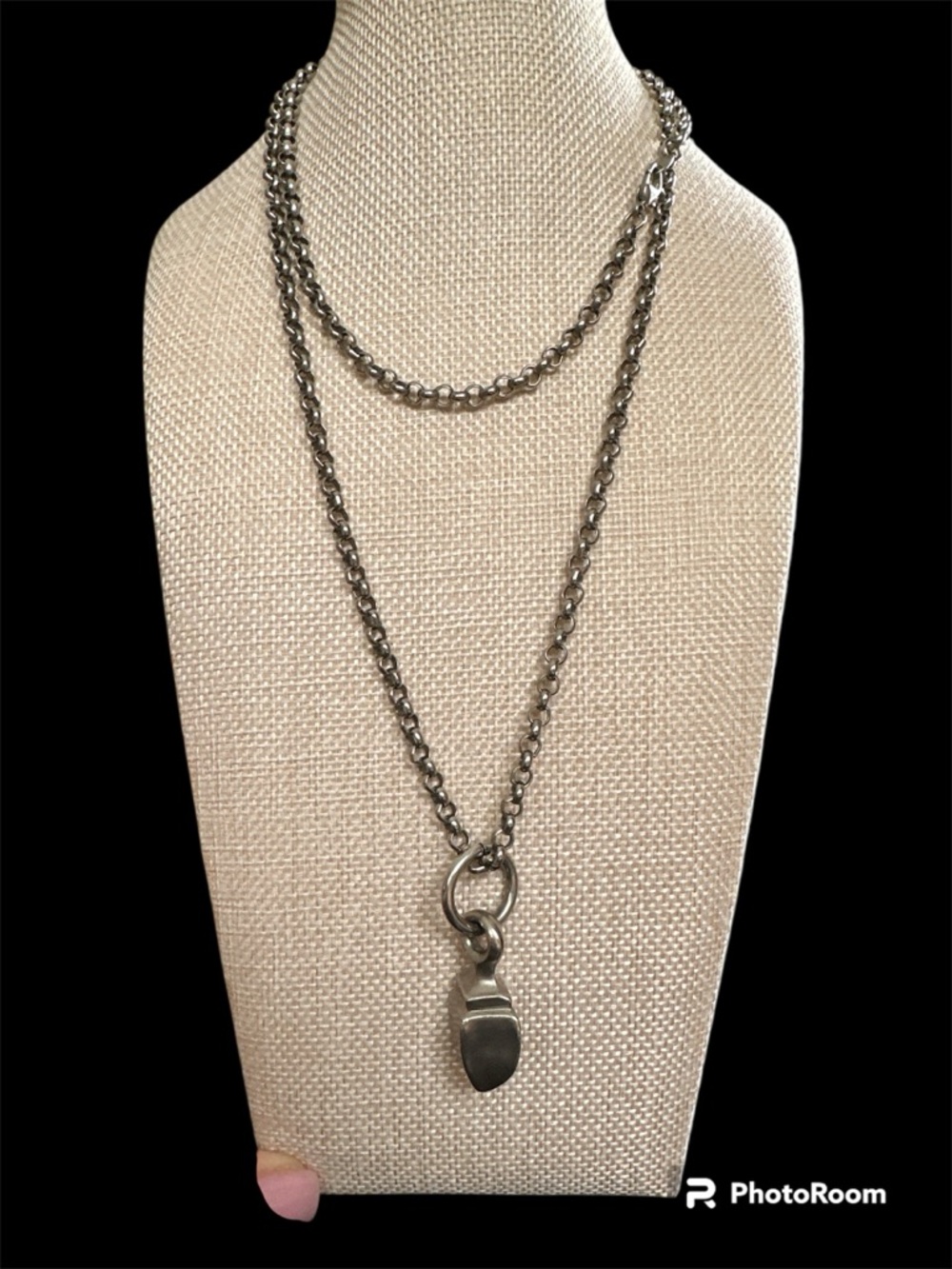 Vintage 1970s AVON Modernist Shield Pendant Necklace - Silver Tone